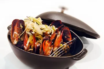 Vẹm hấp nồi gang