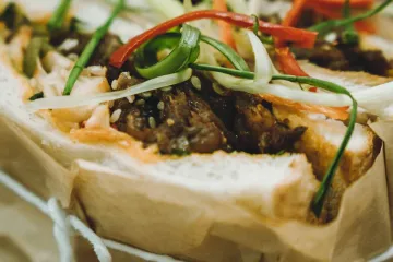Bánh mì thịt nướng rau
