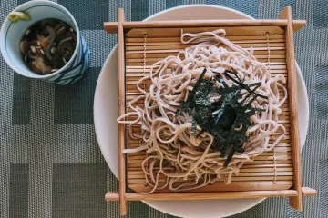 Mì soba lạnh với nước chấm