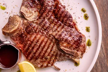 T-bone nướng rưới sốt và chanh