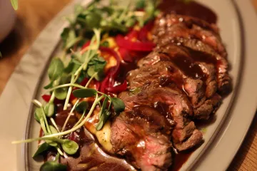 Bò bít tết rau củ sốt