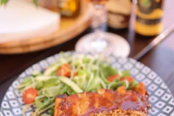 Sườn nướng BBQ với salad và bia