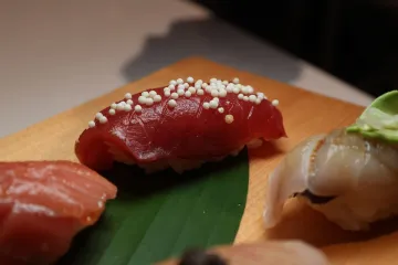 Nigiri cá ngừ trên khay gỗ