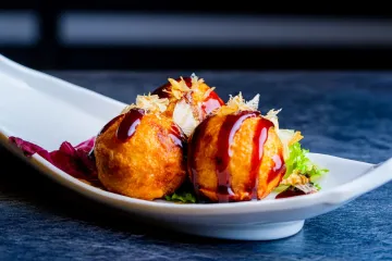 Bánh takoyaki rưới sốt