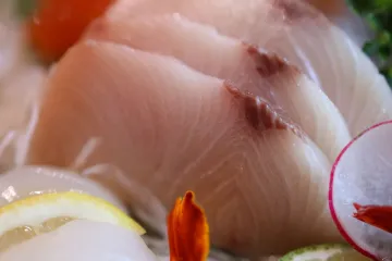 Đĩa sashimi cá tươi