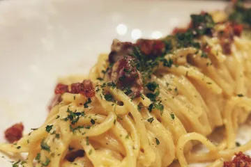 Mì Ý carbonara rau thơm