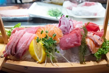 Sashimi cá hồi và cá ngừ