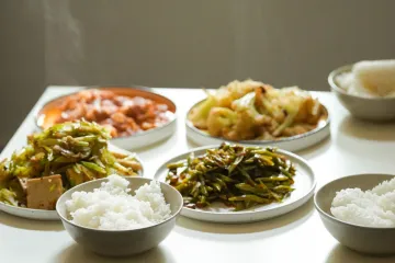 Mâm cơm với rau và thịt