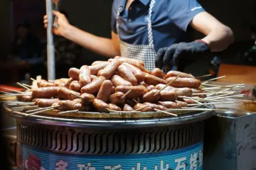 Xúc xích xiên nướng