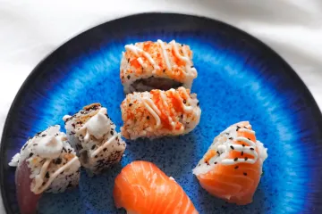 Đĩa nigiri và sashimi tổng hợp