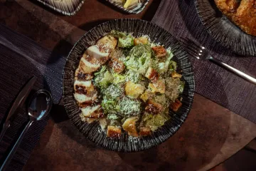 Salad Caesar gà nướng bánh mì giòn