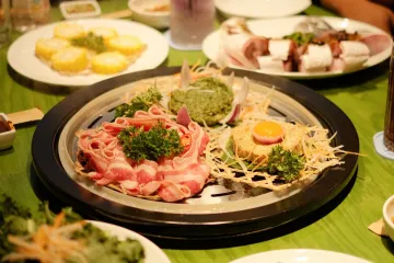 Bàn nướng với nguyên liệu tươi