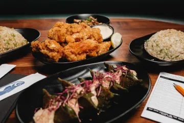 Cơm chiên, gyoza và gà karaage