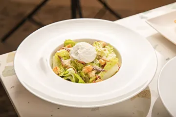 Salad Caesar trứng chần