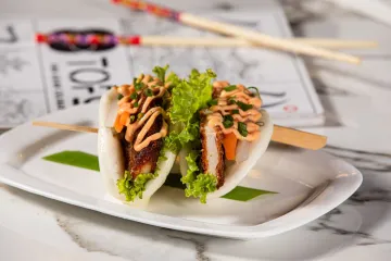 Bánh bao kẹp thịt heo giòn
