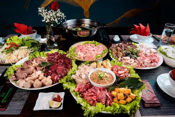 Thịt, rau và nước chấm lẩu