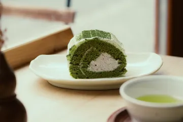 Bánh cuộn matcha và trà