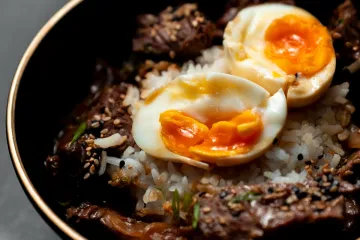 Cơm bò trứng lòng đào