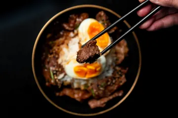 Cơm bò kiểu Nhật với trứng