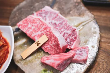 Bò wagyu thái lát đĩa gốm