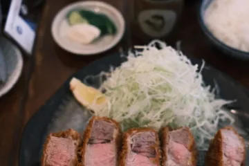 Tonkatsu với bắp cải và cơm