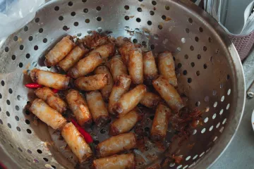 Chả giò chiên với ớt