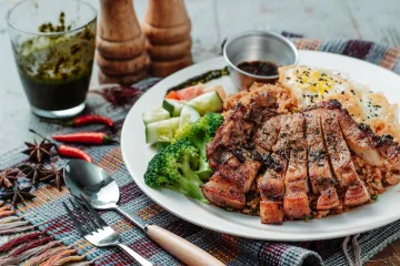 Cơm thịt nướng trứng và rau