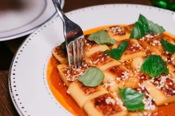 Gnocchi sốt cà chua húng quế