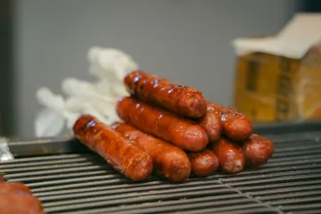 Xúc xích nướng trên vỉ
