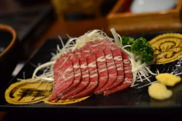Bò wagyu thái mỏng trình bày đẹp