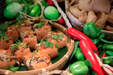 Bánh mì kẹp và rau củ tươi