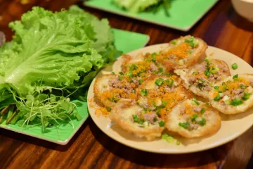 Bánh khọt ăn kèm xà lách