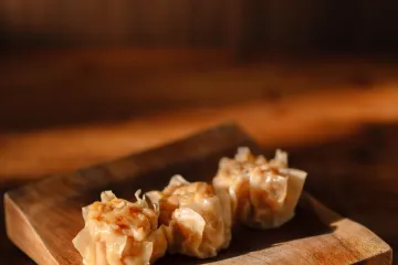 Xíu mại hấp trên thớt gỗ