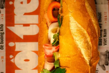 Bánh mì kẹp rau thơm