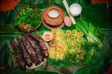 Cá nướng, bánh và rau thơm