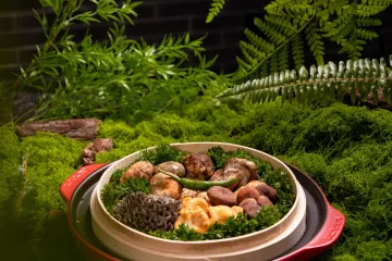 Đĩa nấm thập cẩm và rau xanh
