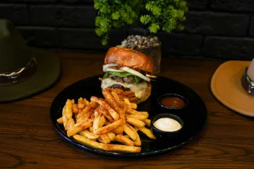 Burger và khoai tây chiên