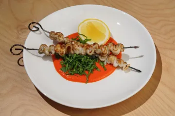 Mực xiên nướng kèm chanh