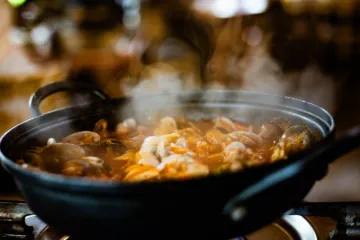 Lẩu hải sản sôi bốc khói