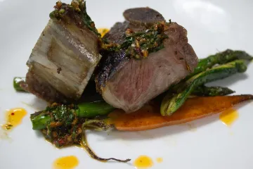 Bò wagyu với măng tây và sốt