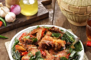 Gà xào lá húng và gia vị