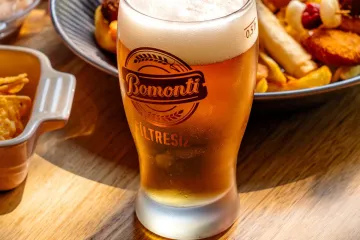 Ly bia và các món ăn vặt