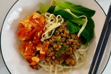 Mì trộn trứng thịt kiểu Hoa