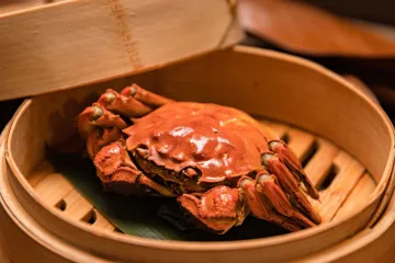 Cua hấp trong xửng tre
