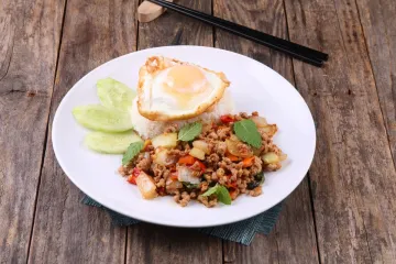 Heo xào húng quế cơm trứng