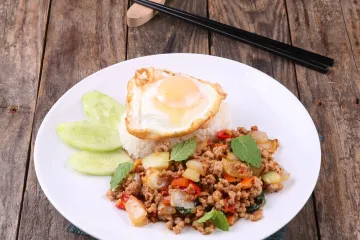 Cơm chiên húng quế trứng ốp