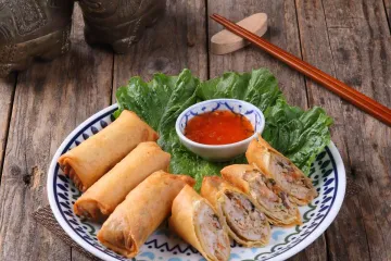 Chả giò chấm sốt cay