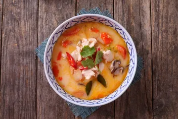 Tom kha gà nước cốt dừa