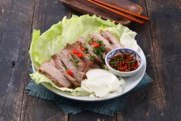 Thịt nướng thái lát, xà lách và nước chấm