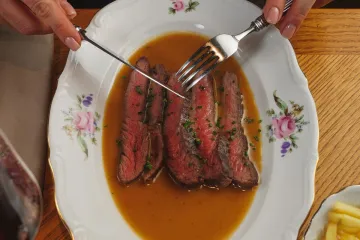 Thăn bò sốt nâu với khoai chiên